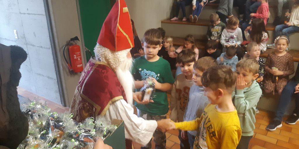 Besuch von Heiligen Nikolaus mit seinem Knecht Ruprecht